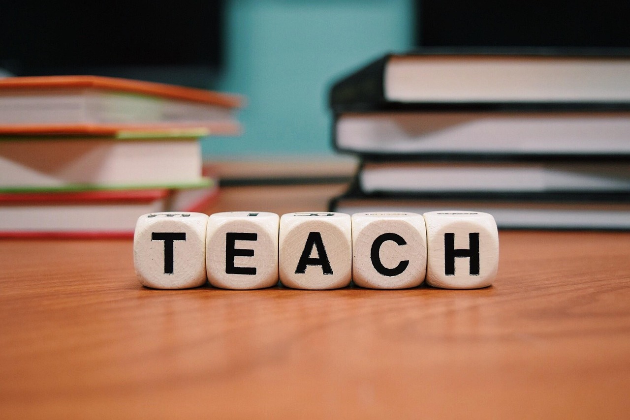 Read more about the article Co zamiast nagród i kar? O małych decyzjach, które uczą dzieci wielkich rzeczy