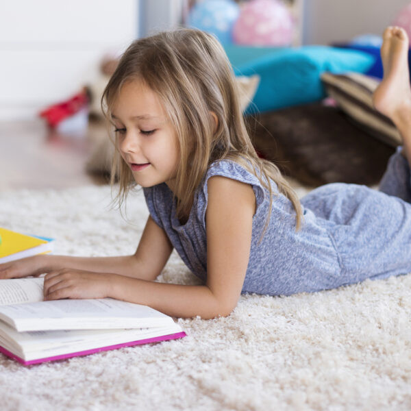 Segmentowanie i blendowanie w metodzie Jolly Phonics – jak dzieci uczą się czytać w j. angielskim